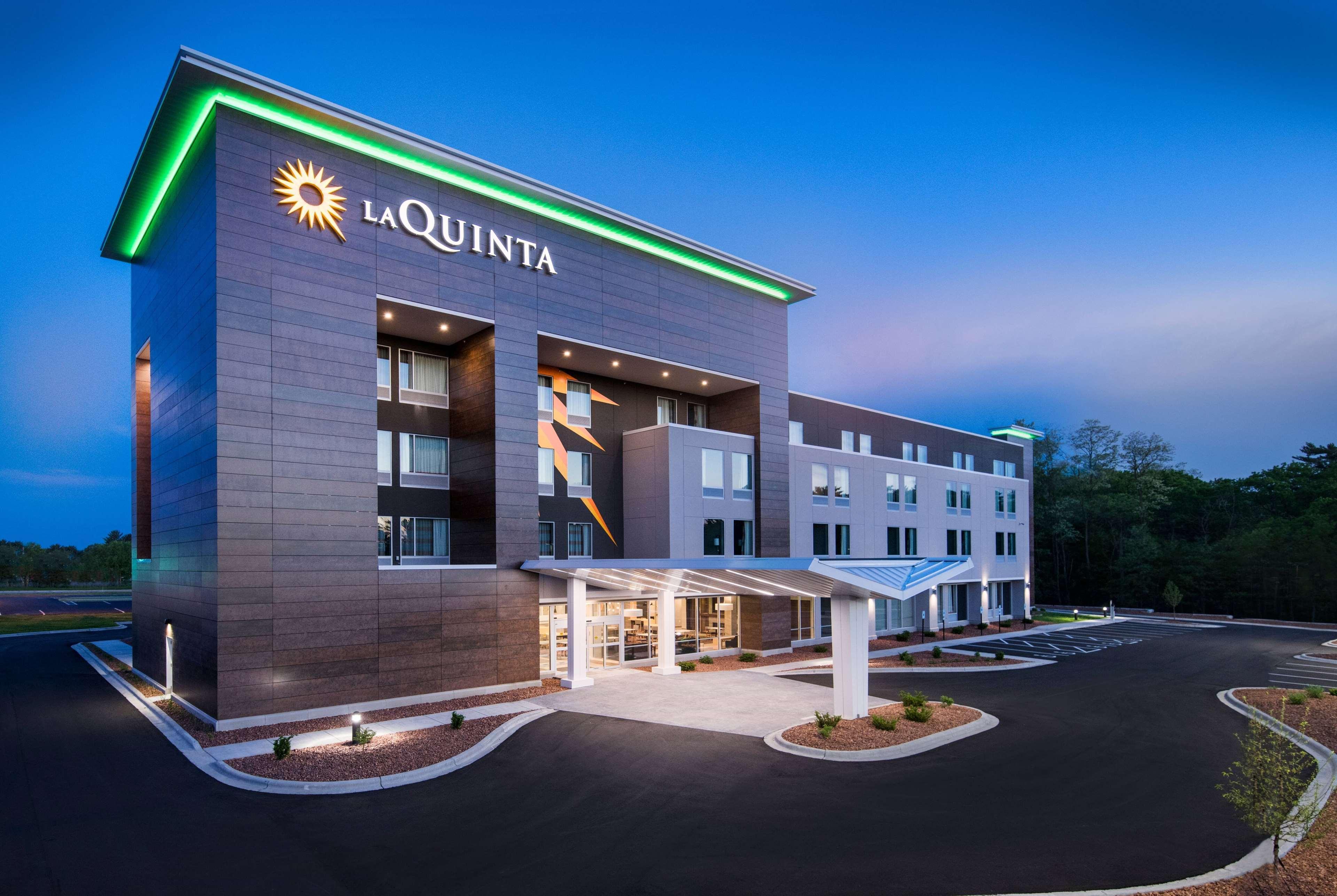 La Quinta Inn & Suites By Wyndham Wisconsin Dells- Lake Delton Exterior photo